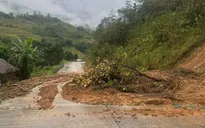 Mưa lũ tại miền Trung gây sạt lở vào nhà dân, chia cắt nhiều tuyến giao thông