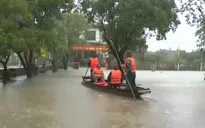 Nước lên nhanh, Nam Quảng Trị ngập nặng, người dân không kịp trở tay