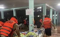 Huế: Bệnh viện di dời khẩn cấp người bệnh do mưa lũ