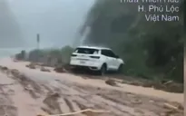 Tài xế chủ quan vượt nước tràn trên cao tốc, ô tô hư hỏng nặng