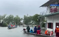 Ấm áp tình người trong mưa lũ tại Quảng Trị