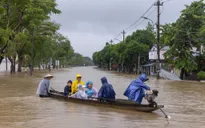 Hơn 35.000 ngôi nhà ở thành phố Huế chìm trong nước lũ