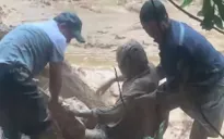 Kịp thời cứu lái xe múc bị sạt lở vùi lấp do mưa lũ