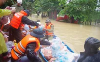 Bộ đội Hải quân cùng người dân miền Trung vượt qua mưa lũ