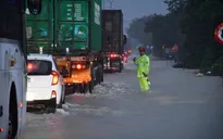 Sạt lở trên cao tốc và quốc lộ, phương tiện phải đổi hướng qua QL1 để tránh lũ