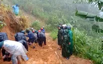 Mở đường mòn qua núi tiếp cận 5 thôn bị cô lập ở Quảng Ngãi