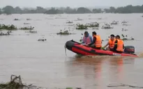 Quảng Ngãi: Nhiều người dân mắc kẹt giữa sông được cứu trong mưa lũ dâng cao