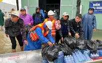 Vượt lũ tiếp tế lương thực cho làng gốm Thanh Hà bị cô lập 2 ngày