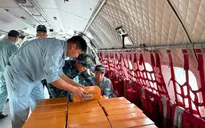 Máy bay vận tải quân đội chở hơn 5 tấn lương khô cứu trợ đồng bào miền Trung