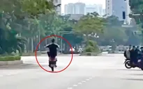 Hà Nội: Xử lý nam thanh niên điều khiển xe máy bốc đầu trên đường phố