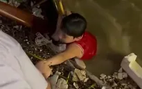 Cứu bé trai bị lũ cuốn trôi ở Đà Nẵng trong đêm