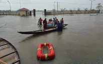 Huế: Ghe chở hàng thiện nguyện lật giữa lũ, 6 người thoát nạn