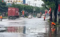 TP Hồ Chí Minh: Mưa lớn, Quốc lộ 51 bị ngập nặng, nhiều phương tiện chết máy giữa đường