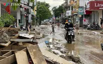 Huế: Nhiều tuyến đường trung tâm ngập trong bùn, rác thải sau lũ