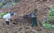 Hàng trăm điểm sạt trượt vùi lấp đường miền núi Đà Nẵng, người dân liều mình vượt lũ về nhà