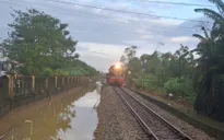 Gia cố xuyên đêm, thông tuyến đường sắt Bắc Nam qua thành phố Huế