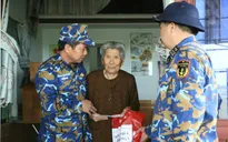 Hải quân hỗ trợ người dân tại Huế và Đà Nẵng khắc phục hậu quả mưa lũ