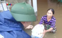 Những chuyến hàng vượt dòng lũ dữ tiếp tế cho người dân bị cô lập ở Hà Tĩnh