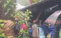 Cứu thành công người đàn ông bị vùi lấp do sạt lở
