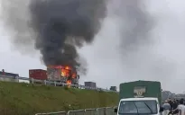 Ô tô tải bốc cháy dữ dội trên cao tốc Bắc - Nam