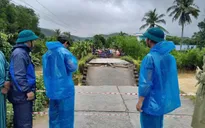 Quảng Ngãi: Cầu sập do lũ, chia cắt 316 hộ dân xã Bình Minh