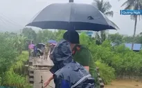 Dùng ròng rọc cấp lương thực cho hơn 1.200 người dân bị cô lập do sập cầu
