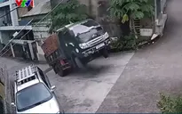 Chở gấp ba tải trọng cho phép, xe tải chồm ngược giữa dốc, gạch đổ tràn đường