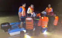 Mải bắt dế, đánh cá, nhiều người ở Quảng Trị mắc kẹt giữa dòng nước lũ