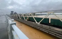 Đường sắt điều 18 toa tàu giữ cầu ở Huế, ngừng nhiều chuyến tàu vì nước lũ lên cao