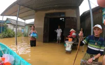 Nhiều tuyến giao thông vẫn bị chia cắt do sạt lở và ngập sâu tại Huế