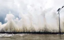 Bão Kalmaegi di chuyển nhanh, sóng cao 10m, biển động dữ dội