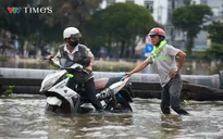 TP Hồ Chí Minh: Triều cường đạt đỉnh, nhiều tuyến đường ngập sâu