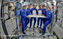 Phi hành gia Trung Quốc hoãn trở về Trái Đất vì tàu vũ trụ nghi va phải mảnh vỡ