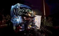 Mất phanh khi đổ đèo Bảo Lộc, xe container tông trực diện xe tải