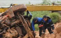 Hà Tĩnh: Sạt lở đường ven biển, 3 người bị thương