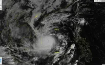 CẬP NHẬT: Bão số 13 tiệm cận siêu bão, gió bắt đầu thổi mạnh ven biển