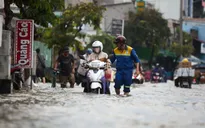 TP Hồ Chí Minh: Cảnh báo mất an toàn giao thông do mưa bão và triều cường kỷ lục