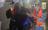 Quảng Ngãi: Nước biển dâng trong đêm tràn qua bờ kè, dân hối hả chạy sơ tán