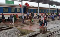 Đường sắt Bắc - Nam hư hỏng do bão, hành khách được chuyển tiếp bằng ô tô