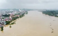 Nhiều sông miền Trung dâng cao, nguy cơ ngập úng và lũ quét