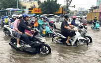 Triều cường tại TP Hồ Chí Minh vượt đỉnh lịch sử, nhiều khu vực ngập trong biển nước