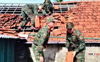 Cán bộ, chiến sĩ Quảng Ngãi hỗ trợ người dân khắc phục hậu quả cơn bão số 13