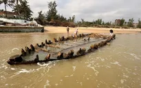 Sau bão số 13 xuất hiện tàu cổ dạt ở bờ biển Hội An