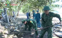 Quảng Ngãi: Kè biển sạt lở sau bão 13, Bộ đội Biên phòng giúp dân khắc phục hậu quả