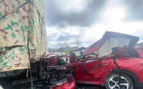 Xe 7 chỗ tông xe đầu kéo trên cao tốc, 4 người thương vong