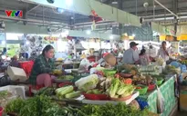 Chợ tự phát "lấn át" chợ mới