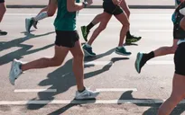 Vận động viên marathon Hàn Quốc bị xe tải đâm dẫn đến chết não khi đang thi đấu