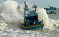 Liên tiếp 8 tàu cá tại Lâm Đồng bị sóng lớn đánh chìm