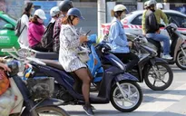 Dùng điện thoại khi dừng chờ đèn đỏ có bị xử phạt?