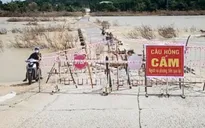Cầu tràn hư hỏng, người dân vẫn liều băng qua